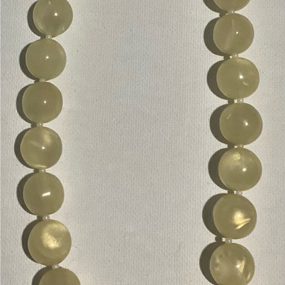 Beautiful Beaded necklace with unique Clasp - Picture 4 of 8